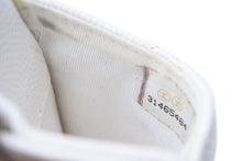 Load image into Gallery viewer, CHANEL シャネル 20クルーズ クラシックチェーンカードケース チェーン付パスケース AP1044 ライトベージュ 美品 中古 49427