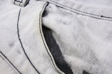 Load image into Gallery viewer, BALMAIN バルマン クラッシュバイカーデニムパンツ ダメージジーンズ T500 B383 サイズL コットン ホワイト シルバー 美品 中古49479