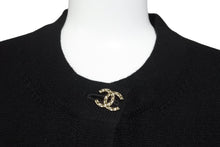 Load image into Gallery viewer, 新品未使用 CHANEL シャネル カーディガン ココマーク ボタン 2022-23AW P73483 K10530 94305 カシミヤ ブラック ゴールド 49750