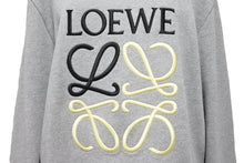 Load image into Gallery viewer, LOEWE ロエベ アナグラム スウェットシャツ クルーネック グレー 22aw h526y24j07 サイズ S 美品 中古 49753