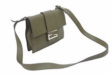Load image into Gallery viewer, FENDI フェンディ フラットバケット ショルダーバッグ 斜めがけバッグ ミディアム 7VA524 レザー カーキ シルバー 美品 中古 49866