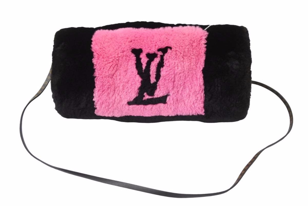 ルイヴィトン LOUIS VUITTON LV インザシティー ショルダーバッグ ビーバーファー ブラック ピンク M70897 美品 中古 49941