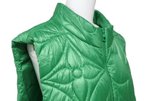 Load image into Gallery viewer, LOUIS VUITTON ルイヴィトン ステープルズエディション 22SS ダウンベスト 52 グリーン モノグラムフラワー 1A9FRG 美品 中古 49984