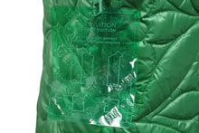 Load image into Gallery viewer, LOUIS VUITTON ルイヴィトン ステープルズエディション 22SS ダウンベスト 52 グリーン モノグラムフラワー 1A9FRG 美品 中古 49984