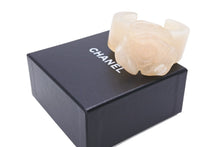 Load image into Gallery viewer, CHANEL シャネル カメリアブレスレット 薔薇柄 ココマーク 02P刻印 プラスチック イエロー ホワイト レディース 美品 中古 50002