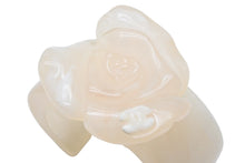 Load image into Gallery viewer, CHANEL シャネル カメリアブレスレット 薔薇柄 ココマーク 02P刻印 プラスチック イエロー ホワイト レディース 美品 中古 50002