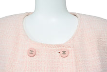 Load image into Gallery viewer, CHANEL シャネル コート P06709V04707 96P ココマーク ボタン ヴィンテージ ツィード ピンク サイズ40 美品 中古 50019