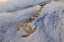 Load image into Gallery viewer, CHANEL シャネル ラビット ファー チェーン ショルダーバッグ 7番台 ココマーク 水色 ブルー ロゴ 美品 中古 50061