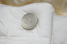 Load image into Gallery viewer, CHANEL シャネル スポーツライン ダウンコート P16395V09195 00A イタリア製 ポリアミド ホワイト 38 美品 中古 50075