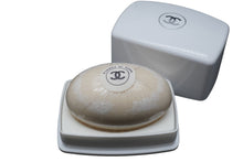 Load image into Gallery viewer, 新品未使用品 CHANEL シャネル 固形石鹸 N.19 ケース付き SAVON サヴォン 150g ギフト フランス製 アイボリー ブラック 150g 50095