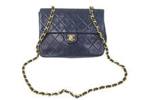 Load image into Gallery viewer, CHANEL シャネル マトラッセ チェーン ショルダーバッグ 中ミニマトラッセ ネイビー 1番台 美品 中古 50104