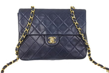 Load image into Gallery viewer, CHANEL シャネル マトラッセ チェーン ショルダーバッグ 中ミニマトラッセ ネイビー 1番台 美品 中古 50104