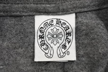 Load image into Gallery viewer, CHROME HEARTS クロムハーツ 半袖Tシャツ ポケT バックプリント グレー ダガー 首ロゴ Mサイズ 中古 50203