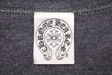 Load image into Gallery viewer, CHROME HEARTS クロムハーツ ダガープリント 長袖 ロンT グレー レッド Mサイズ 中古 50233
