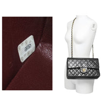 Load image into Gallery viewer, CHANEL シャネル マトラッセ25 ショルダーバッグ ダブルフラップ 4番台 1997年代 ラムスキン ブラック ゴールド 美品 中古 50483