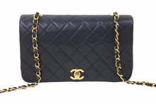 Load image into Gallery viewer, シャネル CHANEL マトラッセ 23cm フルフラップ ターンロック 1番台 ショルダーバッグ ラムスキン ブラック美品 中古 50597