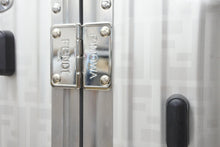 Load image into Gallery viewer, FENDI RIMOWA フェンディ リモア スーツケース ズッカ柄 33L 4輪 7VV133 972.90.00.4 シルバー金具 美品 中古 51022