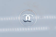 Load image into Gallery viewer, 新品未使用品 CHANEL シャネル 固形石鹸 N.19 ETUI VOYAGE ケース付き 150g ギフト フランス製 アイボリー ブラック 150g 51060