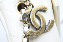 Load image into Gallery viewer, CHANEL シャネル ショルダーバッグ チェーンショルダー ココマーク 22番台 ホワイト ゴールド金具 良品 中古 51145