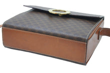 Load image into Gallery viewer, CELINE セリーヌ ショルダーバッグ ブラウン PVCレザー マカダム柄 ブラウン ゴールド金具 美品 中古 51263