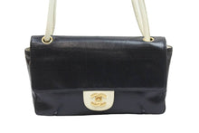 Load image into Gallery viewer, CHANEL シャネル ココマーク ターンロック 25cm パンチング ショルダー バッグ バイカラー 美品 中古 51370