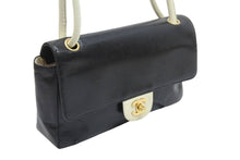 Load image into Gallery viewer, CHANEL シャネル ココマーク ターンロック 25cm パンチング ショルダー バッグ バイカラー 美品 中古 51370
