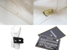 Load image into Gallery viewer, CHANEL シャネル ココマーク ターンロック 25cm パンチング ショルダー バッグ バイカラー 美品 中古 51370