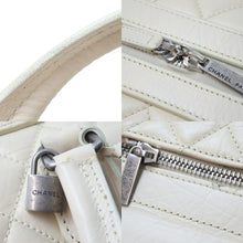 Load image into Gallery viewer, CHANEL シャネル ボストンバッグ パリ ニューヨーク 10番台 ココマーク ラムスキン アイボリー シルバー金具 中古 51498