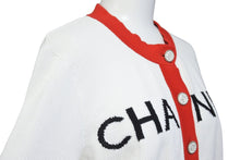 Load image into Gallery viewer, CHANEL シャネル ロゴ カーディガン ホワイト レッド P61534K46819 トップス ココマーク ココボタン サイズ38 良品 中古 51942