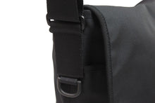 Load image into Gallery viewer, BALENCIAGA バレンシアガ ナイロンショルダーバッグ 斜めがけ 620258 1000 V 527505 ブラック レッド ホワイト 美品 中古 51973