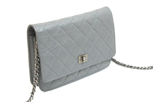Load image into Gallery viewer, CHANEL シャネル 長財布 チェーンウォレット フラップ 12番台 2008年 グレインカーフレザー グレー シルバー金具 美品 中古 52095