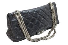 Load image into Gallery viewer, CHANEL シャネル ショルダーバッグ 2.55ハンドバッグ チェーンショルダー 11番台 ブラック レザー シルバー金具 美品 中古 52357
