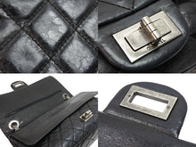 Load image into Gallery viewer, CHANEL シャネル ショルダーバッグ 2.55ハンドバッグ チェーンショルダー 11番台 ブラック レザー シルバー金具 美品 中古 52357