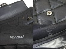 Load image into Gallery viewer, CHANEL シャネル ショルダーバッグ 2.55ハンドバッグ チェーンショルダー 11番台 ブラック レザー シルバー金具 美品 中古 52357