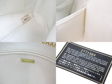 Load image into Gallery viewer, Chanel シャネル チェーンショルダーバッグ キャビアスキン ホワイト ゴールド 2番台 極美品 中古 52363