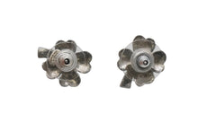 Load image into Gallery viewer, CHANEL シャネル ピアス クローバー モチーフ アクセサリー 小物 7g 03A フランス製 ラインストーン SS 美品 中古 52370