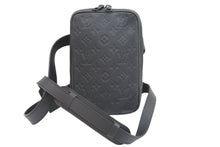 Load image into Gallery viewer, 極美品 LOUIS VUITTON ルイヴィトン ショルダーバッグ M53298 ユティリティ・サイドバッグ トリヨン ブラック金具 中古 52480