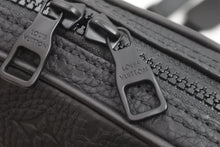 Load image into Gallery viewer, 極美品 LOUIS VUITTON ルイヴィトン ショルダーバッグ M53298 ユティリティ・サイドバッグ トリヨン ブラック金具 中古 52480