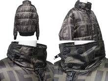 Load image into Gallery viewer, FENDI フェンディ ズッカ柄 ダウンジャケット グリーン ロゴ アウター フード FW0327 XJ0 サイズ50 美品 中古 52502