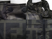 Load image into Gallery viewer, FENDI フェンディ ズッカ柄 ダウンジャケット グリーン ロゴ アウター フード FW0327 XJ0 サイズ50 美品 中古 52502