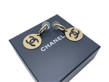 Load image into Gallery viewer, CHANEL シャネル メタルサークルピアス フープピアス ココマーク 22AW L22A刻印 ゴールド ブラック 7ｇ レディース 美品 中古 52548