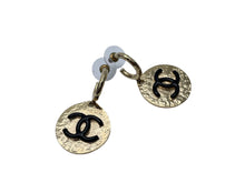 Load image into Gallery viewer, CHANEL シャネル メタルサークルピアス フープピアス ココマーク 22AW L22A刻印 ゴールド ブラック 7ｇ レディース 美品 中古 52548