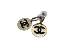 Load image into Gallery viewer, CHANEL シャネル メタルサークルピアス フープピアス ココマーク 22AW L22A刻印 ゴールド ブラック 7ｇ レディース 美品 中古 52548