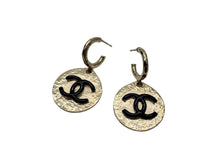 Load image into Gallery viewer, CHANEL シャネル メタルサークルピアス フープピアス ココマーク 22AW L22A刻印 ゴールド ブラック 7ｇ レディース 美品 中古 52548