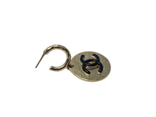 Load image into Gallery viewer, CHANEL シャネル メタルサークルピアス フープピアス ココマーク 22AW L22A刻印 ゴールド ブラック 7ｇ レディース 美品 中古 52548