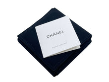 Load image into Gallery viewer, CHANEL シャネル メタルサークルピアス フープピアス ココマーク 22AW L22A刻印 ゴールド ブラック 7ｇ レディース 美品 中古 52548