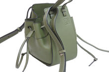 Load image into Gallery viewer, LOEWE ロエベ ショルダーバッグ ハンモック ドローストリングミニ 2WAYハンドバッグ グリーン シルバー金具 美品 中古 52885 正規品