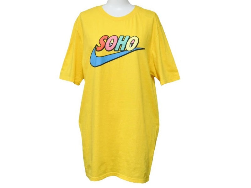 ナイキ SOHO NYC レッド ピンク グリーン イエロー ブルー Tシャツ AR0151-728 サイズ M NWT 美品 中古 5305