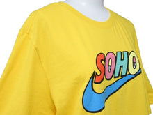 Load image into Gallery viewer, ナイキ SOHO NYC レッド ピンク グリーン イエロー ブルー Tシャツ AR0151-728 サイズ M NWT 美品 中古 5305