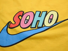Load image into Gallery viewer, ナイキ SOHO NYC レッド ピンク グリーン イエロー ブルー Tシャツ AR0151-728 サイズ M NWT 美品 中古 5305